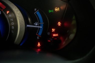 sistem uyarı simgelerine ve araç hata gösterimine sahip araç gösterge paneli