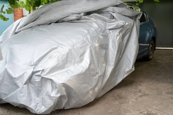 Autoabdeckung Silbernes Fahrzeugzelt Sonnenschutz Schlechtwetterschutz — Stockfoto