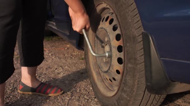 Alig Csavarja Csavarok Egy Autó Kerék Előtt Cserélje Gumiabroncsot Úton — Stock videók