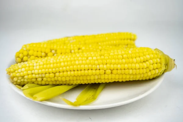 Kokt Sockermajs Vit Tallrik — Stockfoto