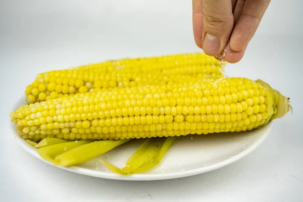 Gekookte Suikermaïs Met Zout Een Wit Bord — Stockfoto