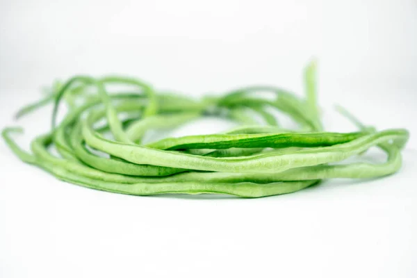 白で隔離された新鮮な長い緑の豆 — ストック写真