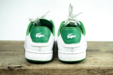 Beyaz ve yeşil ayakkabı bağcıklı Lacoste ayakkabıları. Viyana, Avusturya - Mayıs, 2019