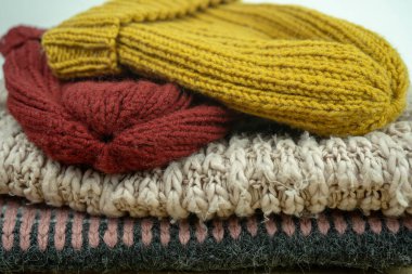 Sıcak sonbahar ya da kış örgü, kalın şapka, eşarp, örgü aksesuarlar