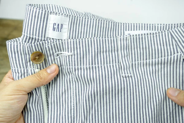 Παντελόνι Μάρκα Στην Ετικέτα Ριγέ Παντελόνι Gap Κουμπί Τζιν Και — Φωτογραφία Αρχείου
