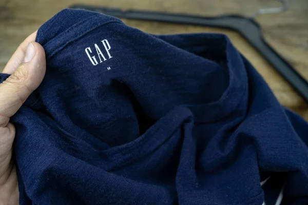 Κλασσικό Shirt Brand Name Στο Εσωτερικό Gap Ρούχα Βαμβακερά Ρούχα — Φωτογραφία Αρχείου