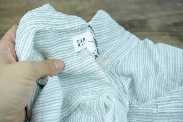 Κλασσικό Βαμβακερό Πουκάμισο Brand Name Στο Εσωτερικό Gap Ρούχα Βαμβακερά — Φωτογραφία Αρχείου