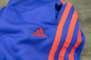 İç etikette Adidas marka eşofman, spor giyim, günlük kıyafetler. Kiev, Ukrayna - Ağustos 2020