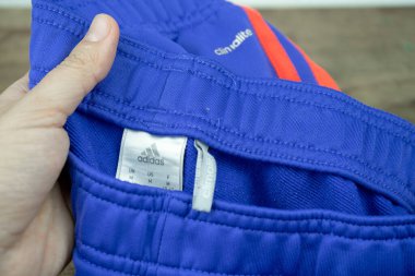İç etikette Adidas marka eşofman, spor giyim, günlük kıyafetler. Kiev, Ukrayna - Ağustos 2020