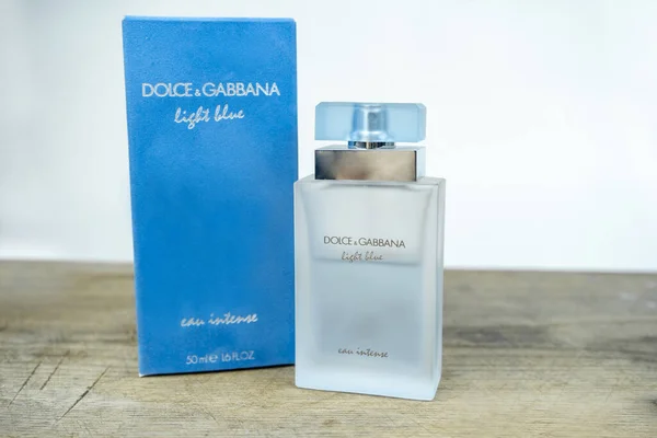 Dolce & Gabbana parfüm şişesi ve kutu, açık mavi parfüm. Kiev, Ukrayna - Ağustos 2020