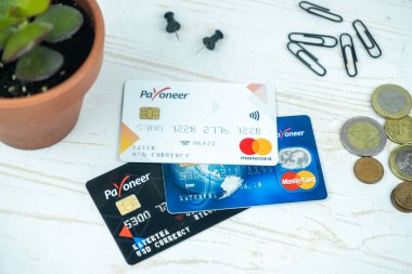 Masada Payonez kartları var. Banka kartları, para transferi konsepti. Kiev, Ukrayna - Ağustos 2020