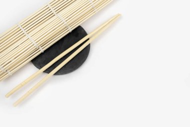 Japon mutfak arka planı bambu hasırı, yemek çubuğu, soya sosu.