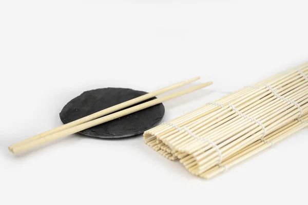 Японська Кухня Бамбуковим Килимком Паличками Їжі Соєвим Соусом — стокове фото