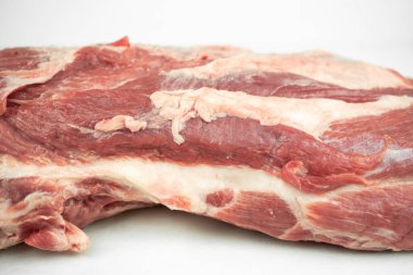 Büyük bir parça domuz filetosu, çiğ et, beyaz üzerine izole edilmiş.