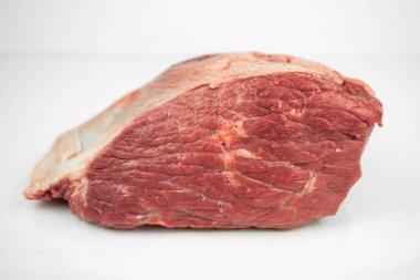 Büyük bir parça sığır filetosu, çiğ et, beyaz üzerine izole edilmiş.