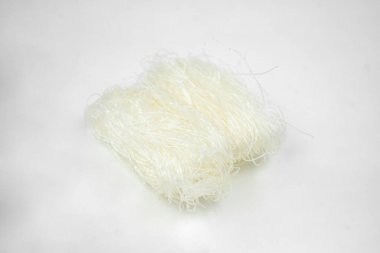 Pişmemiş kuru cam erişte, beyaz fasulye Asya vermicelli, pirinç eriştesi, beyaz üzerine izole edilmiş.