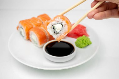 Philledelphia maki soya soslu, pembe zencefilli, beyaz arka planda wasabi, Asya yemekleri, Japon mutfağı.