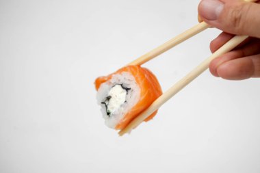 Philledelphia maki soya soslu, pembe zencefilli, beyaz arka planda wasabi, Asya yemekleri, Japon mutfağı.