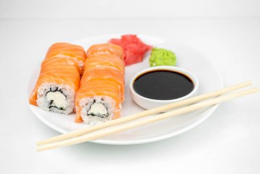 Philledelphia maki soya soslu, pembe zencefilli, beyaz arka planda wasabi, Asya yemekleri, Japon mutfağı.