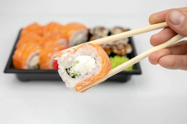 플라스틱 용기에 초밥을 라피아롤 Unagi Maki 컨셉트 — 스톡 사진