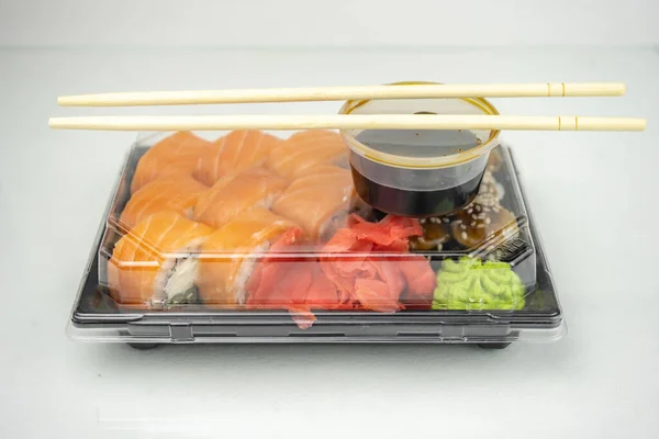 Elvenni Sushi Műanyag Tartályokban Philadelphia Tekercs Unagi Maki Szójaszósz Rózsaszín — Stock Fotó