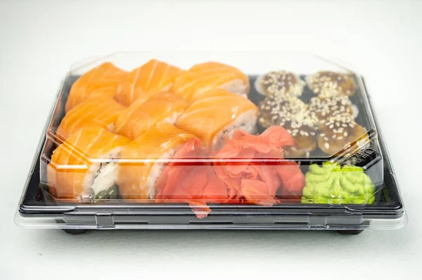 Elvenni Sushi Műanyag Tartályokban Philadelphia Tekercs Unagi Maki Szójaszósz Rózsaszín — Stock Fotó