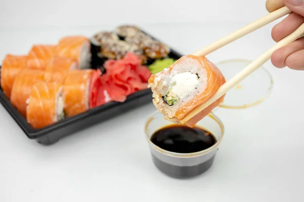 Plastik Kaplarda Suşi Philadelphia Dürümleri Unagi Maki Soya Sosu Pembe — Stok fotoğraf