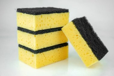 Beyaz arkaplanda izole edilmiş sarı bulaşık süngeri yığını