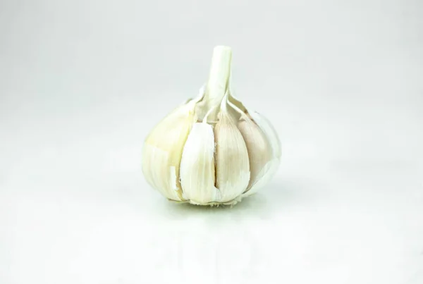 Κεφαλή Σκόρδου Απομονωμένη Λευκό Φόντο — Φωτογραφία Αρχείου