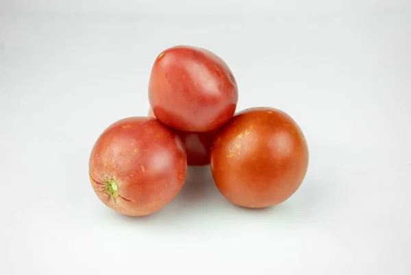 Pilha Tomate Rosa Vermelho Fresco Isolado Sobre Fundo Branco — Fotografia de Stock