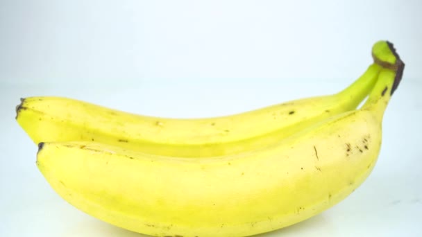 Dwa Całe Dojrzałe Banany Wyizolowane Białym Tle — Wideo stockowe