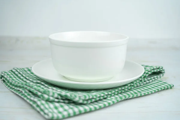 Ciotola Ceramica Bianca Vuota Piatto Asciugamano Verde — Foto Stock