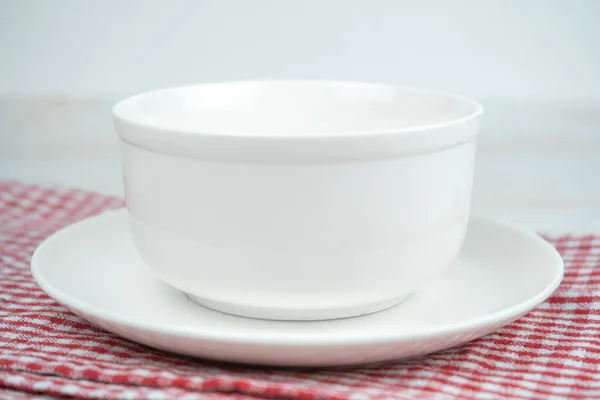 Ciotola Ceramica Bianca Vuota Piatto Asciugamano Plaid Cucina Rosso — Foto Stock
