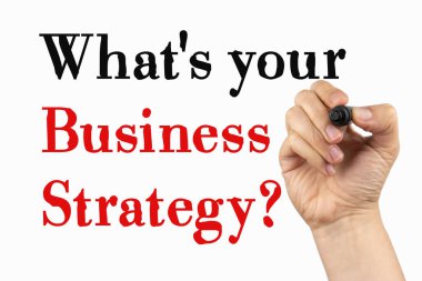 İş stratejiniz nedir? Elindeki siyah ve kırmızı kalemle yazılmış beyaz tahtaya karalama çizimi. Çizim metnini tahtaya karala