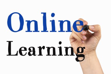 Çevrimiçi öğrenme cümlesi bir beyaz tahtada, elinde siyah ve mavi kalemle yazılmış.