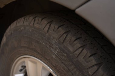 Bütün sezon araba lastiği yakın, park edilmiş araba. Üst açı çekimi, alüminyum kenarlı tekerlek otomatiği