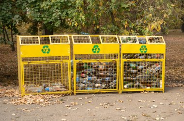 Geri dönüşüm için plastik şişelerle dolu bir konteynır. Plastikle çöp kutusu