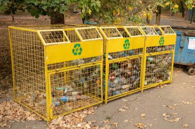 Geri dönüşüm için plastik şişelerle dolu bir konteynır. Plastikle çöp kutusu