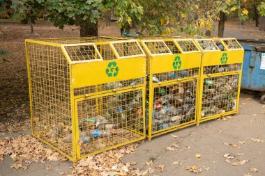 Geri dönüşüm için plastik şişelerle dolu bir konteynır. Plastikle çöp kutusu