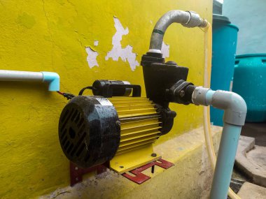 Sarı benlikli su pompası.