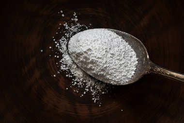Demir kaşıkla magnezyum sitrat yakın çekim. Beslenme konsepti. diyet takviyesi.