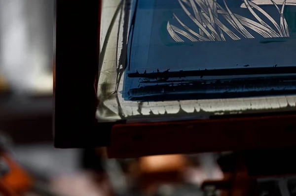 Parmak izi tarama cihazı. serigrafi üretimi. Bir tasarım stüdyosundaki tişörtlere resimler basmak.