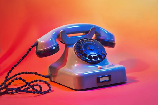 Renkli arka planda eski, sabit hatlı bir kablo telefon. İletişim ve iletişimin sembolü.