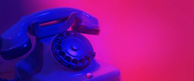 Yeni retro tarzı, kablo telefon şablonu ve kopyalama alanı. Bir kompozisyon, web sitenizin iletişim sayfasında bir arkaplan olarak ideal