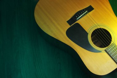 Akustik gitarın gövdesine yaklaş. Bir müzik arkaplanı 