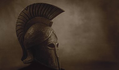 Eski Spartalı (Yunan) savaşçı miğferi, metin için kopyalanmış bir arka planda.