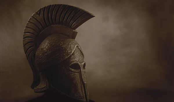 Eski Spartalı (Yunan) savaşçı miğferi, metin için kopyalanmış bir arka planda.