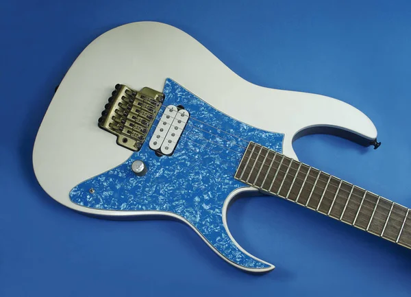 Blisko Moście Niestandardowe Gitara Elektryczna Futerał Złoty Tremolo Biały Humbucker — Zdjęcie stockowe