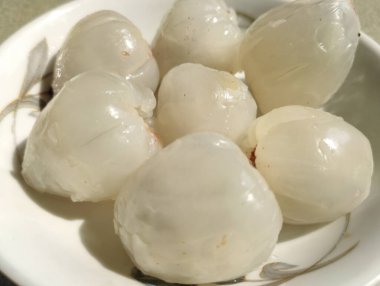 Lychee. Taze liçi. Taze liçi. Taze liçi kasede izole edilmiş..