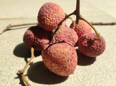 Lychee. Taze liçi. Taze liçi. Taze liçi kasede izole edilmiş..